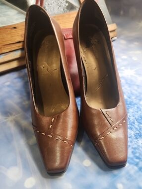 Naturalizer Brown Leather Square-Toe Pump * Callout: Scratches On Insole